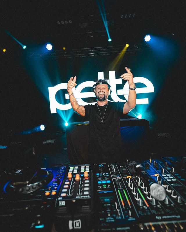 DJ Pette em palco com luzes