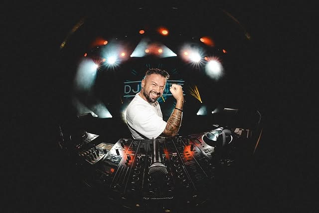 DJ em atuação com público